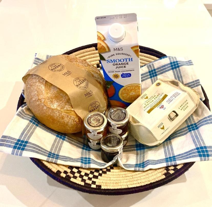 וורטינג Stunning 2 Bed Apartment Sea Views And Parking מראה חיצוני תמונה