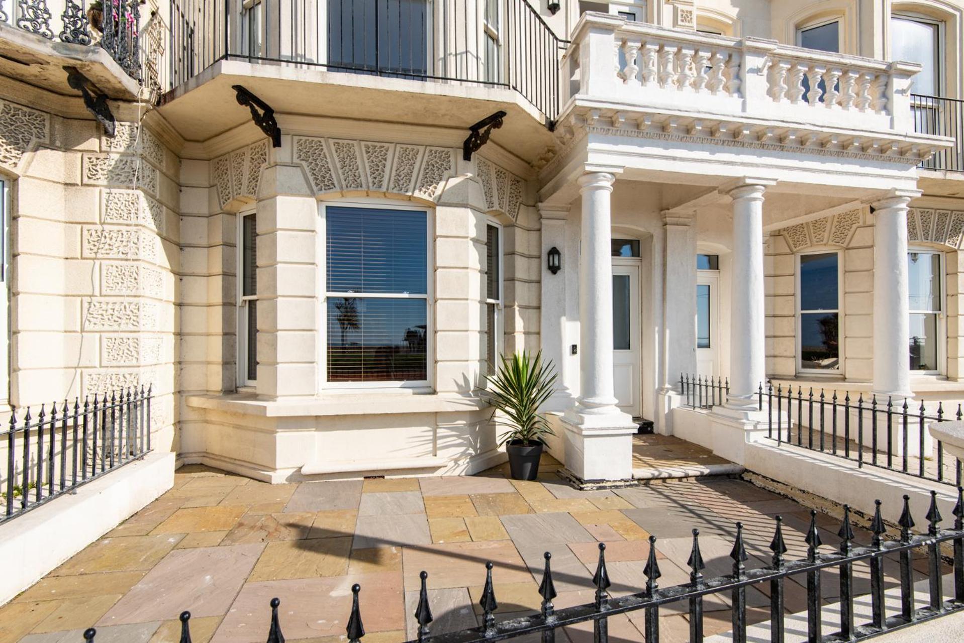 וורטינג Stunning 2 Bed Apartment Sea Views And Parking מראה חיצוני תמונה