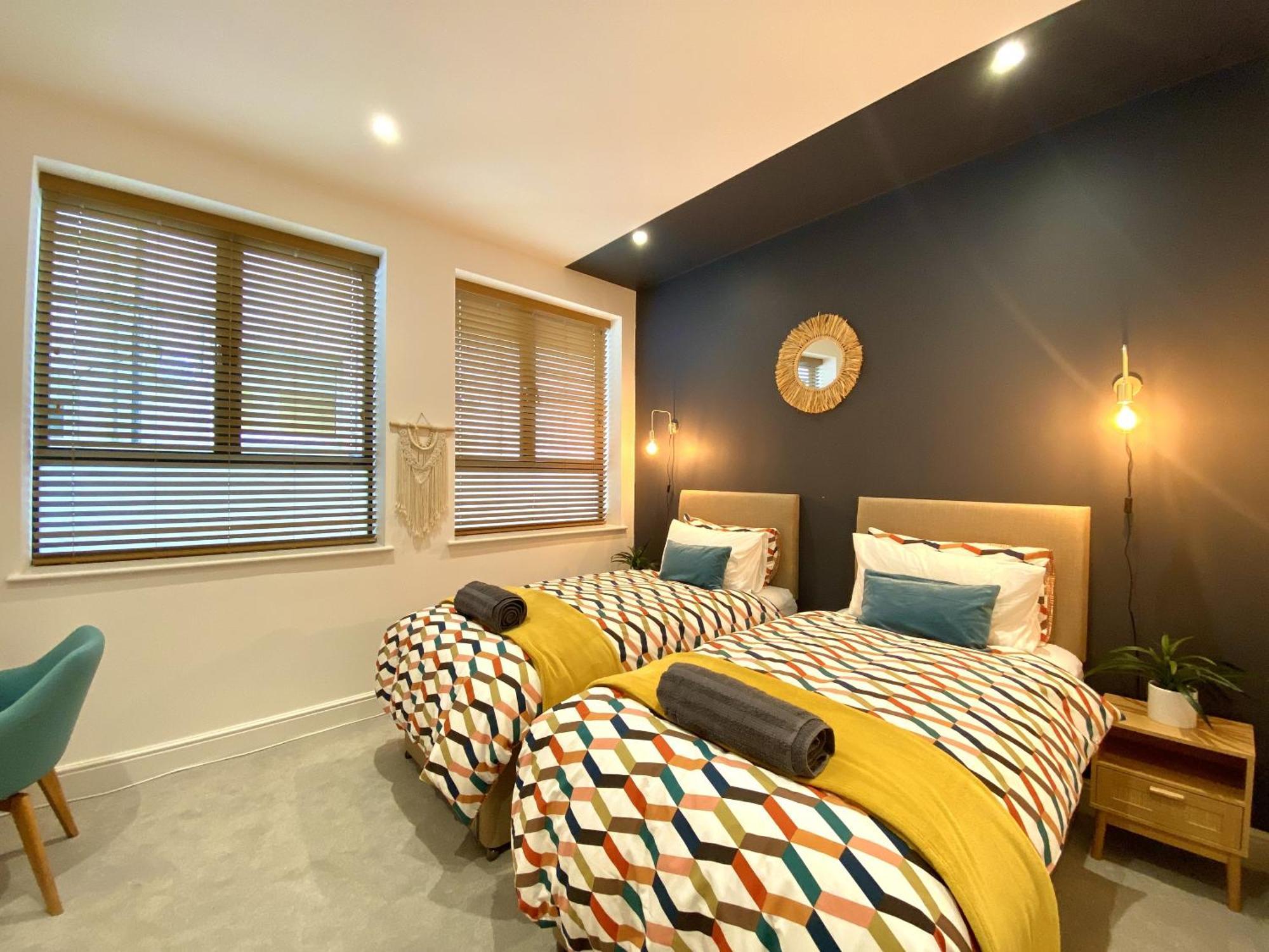 וורטינג Stunning 2 Bed Apartment Sea Views And Parking מראה חיצוני תמונה